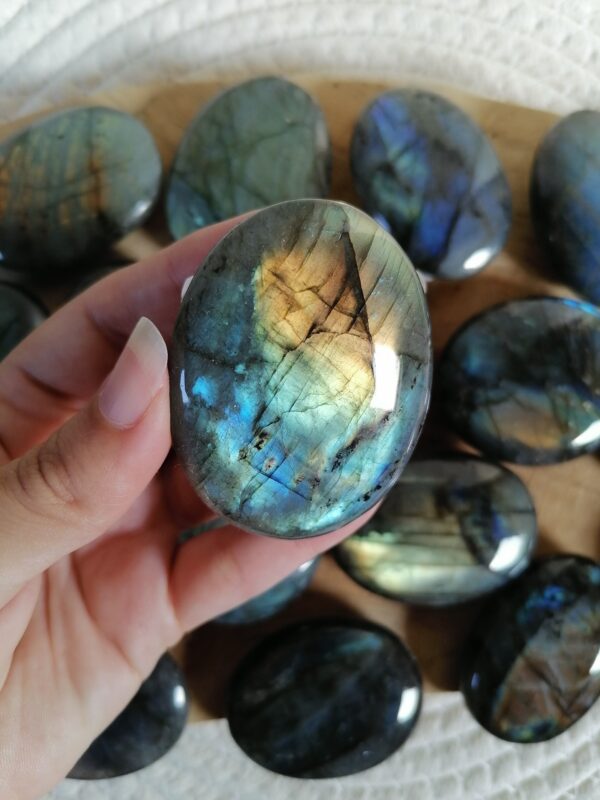 Galet Labradorite - protection, imagination, régénération – Image 2